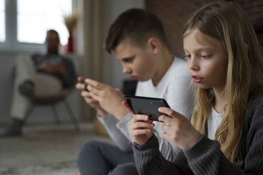 „Rețelele sociale – noul tutun”: medicii compară TikTok și Instagram cu fumatul