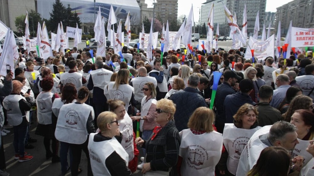 Grefierii și personalul auxiliar din Justiție anunță proteste și oprirea activității după noua lege a salarizării: „Sistemul riscă un nou val de litigii”