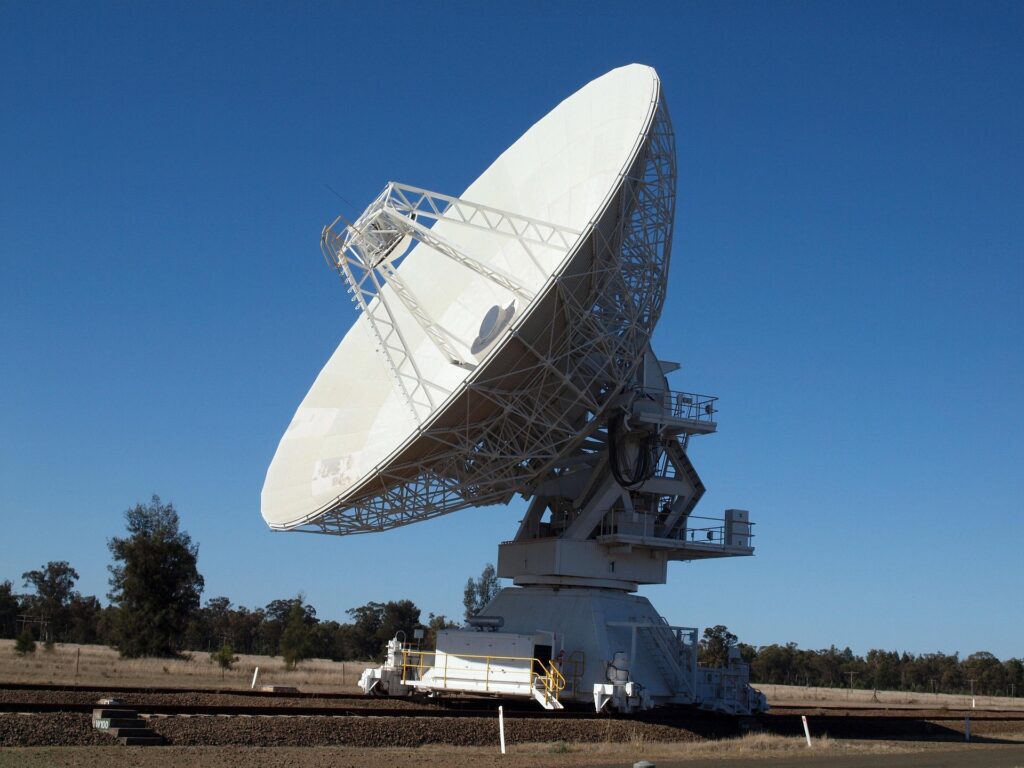 Telescopul Spațial James Webb a descoperit o structură stranie în centrul unei galaxii îndepărtate