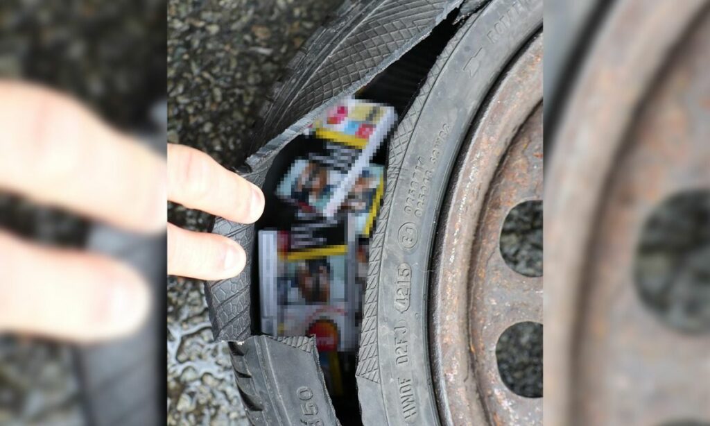 Țigări ascunse în roata de rezervă a unei mașini, descoperite de polițiștii de frontieră de la Calafat