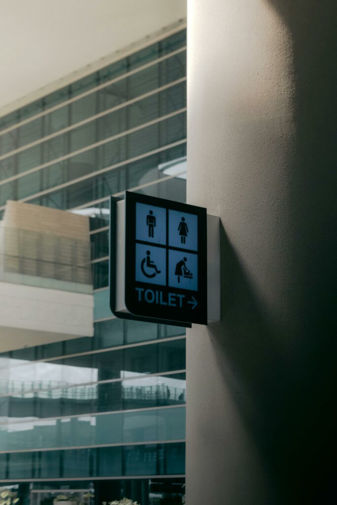 Ghid oficial în Marea Britanie: toaletele și vestiarele vor fi utilizate în funcție de sexul biologic