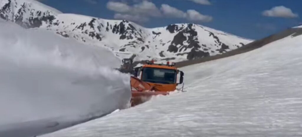 Imagini incredibile pe Transalpina. Mașinile de intervenție abia se văd din stratul de zăpadă