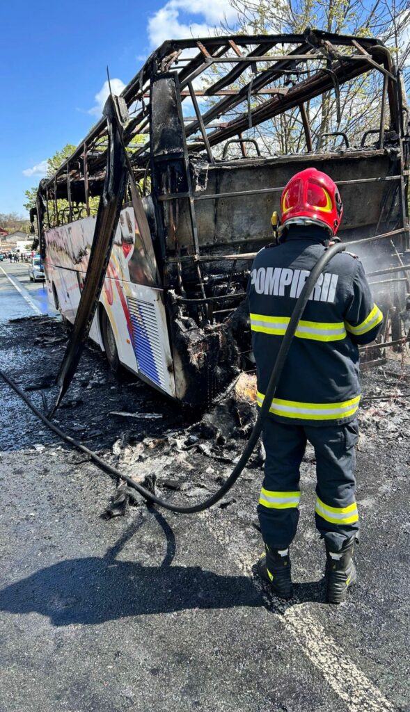 Incendiu la un autocar în Tulcea. Cele 27 de persoane aflate la bord s-au evacuat la timp