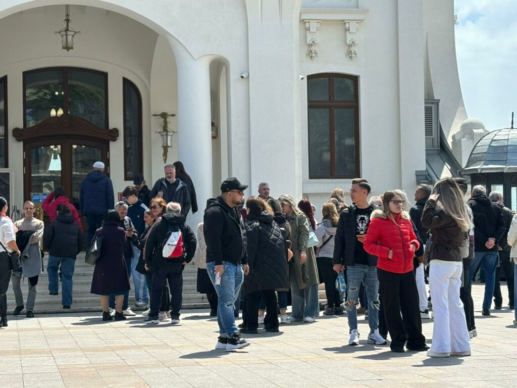 Faleza din fața Cazinoului din Constanța a devenit neîncăpătoare. Cât costă un bilet de intrare