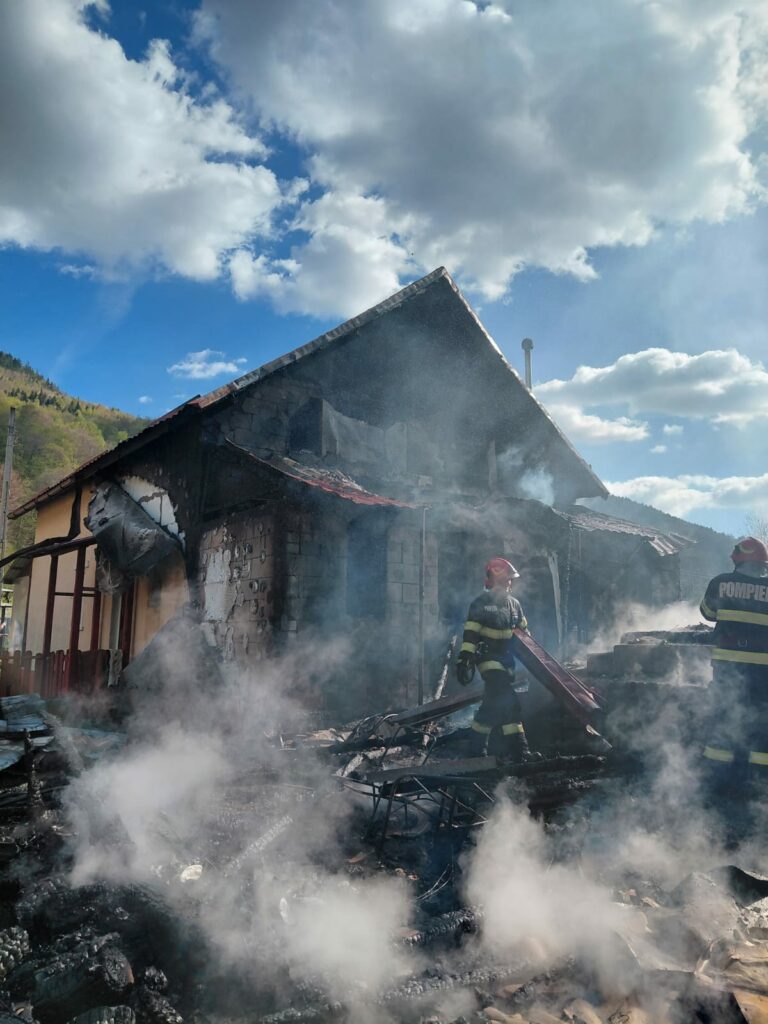 Intervenții în lanț pentru pompierii din Huedin. Trei incendii în câteva ore