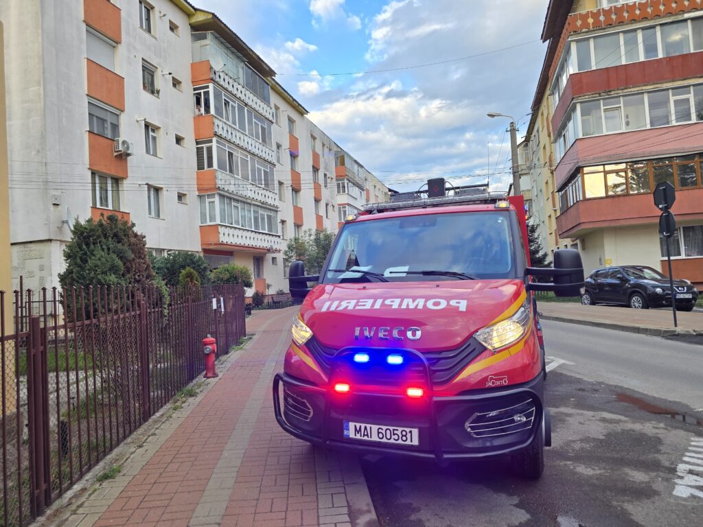 Incendiu într-un apartament din Piatra-Neamț, provocat de o oală lăsată nesupravegheată pe aragaz