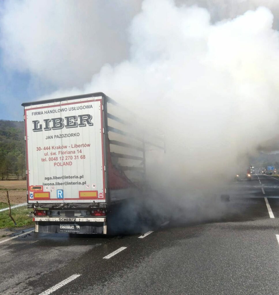 Un autotren care transporta butelii a luat foc în Caraș Severin