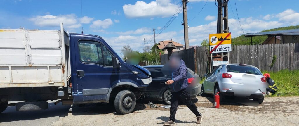 Accident cu 3 autovehicule în județul Argeș. Două persoane, transportate la spital