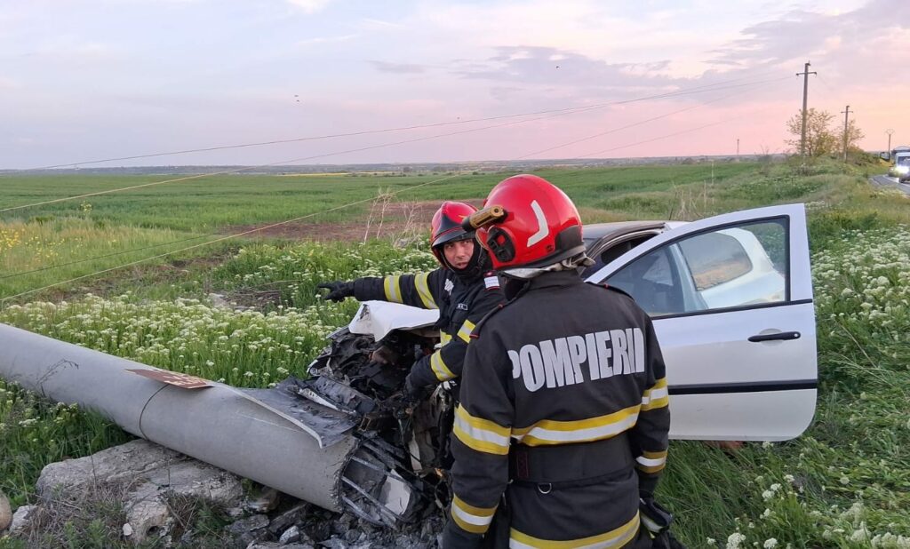 Accident pe DN 6: Mașină ieșită de pe carosabil și izbită de un stâlp. O femeie și un copil au ajuns la spital