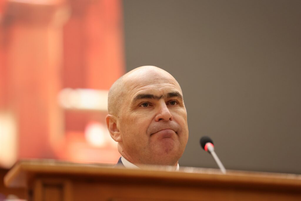 Bolojan, premierul demis cu cele mai multe voturi împotrivă din ultimul deceniu. Ce mai poate face ca interimar
