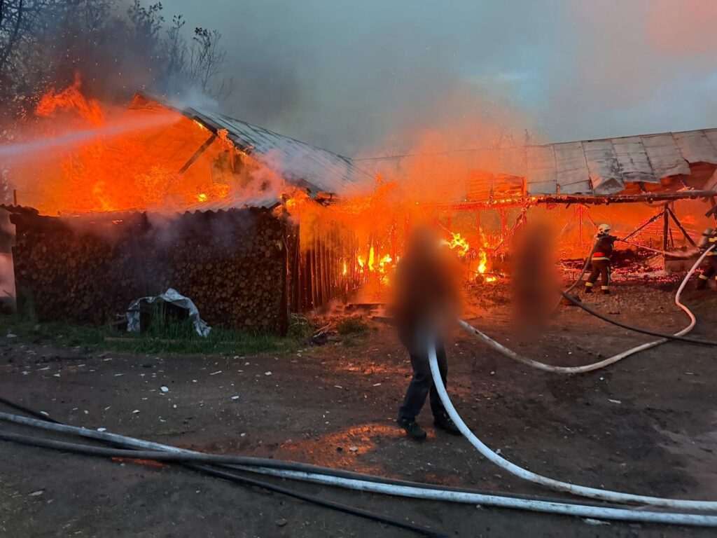 Incendiu puternic la două adăposturi de animale din Frătăuții Vechi. Echipajele intervin pentru stingerea focului