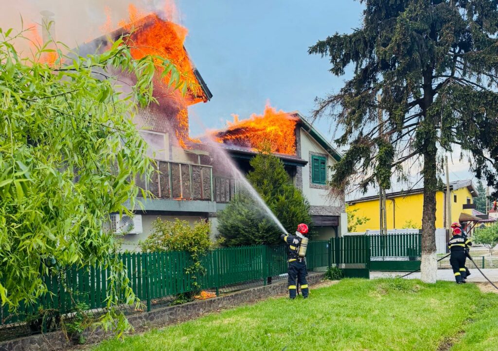 Incendiu puternic la o locuință din Băneasa. Pompierii au intervenit cu mai multe autospeciale