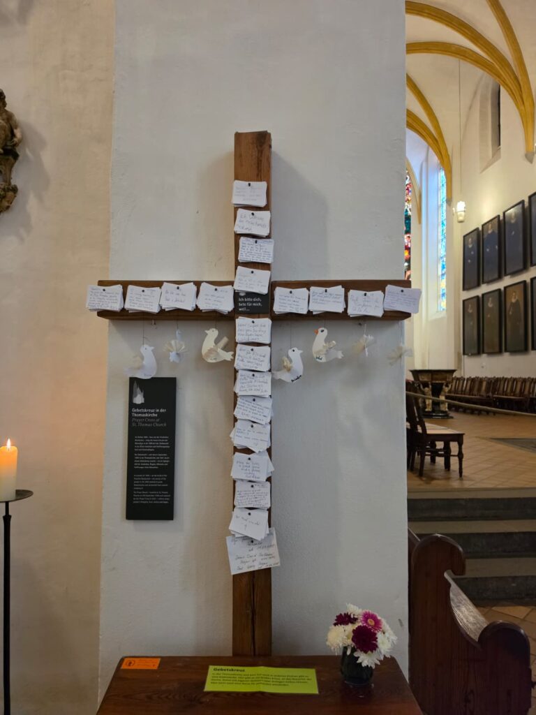 Fanii lui Rayo au „dat acatist” la St. Thomas Church din Leipzig înaintea finalei cu Crystal Palace. Mesaje și pentru Rațiu