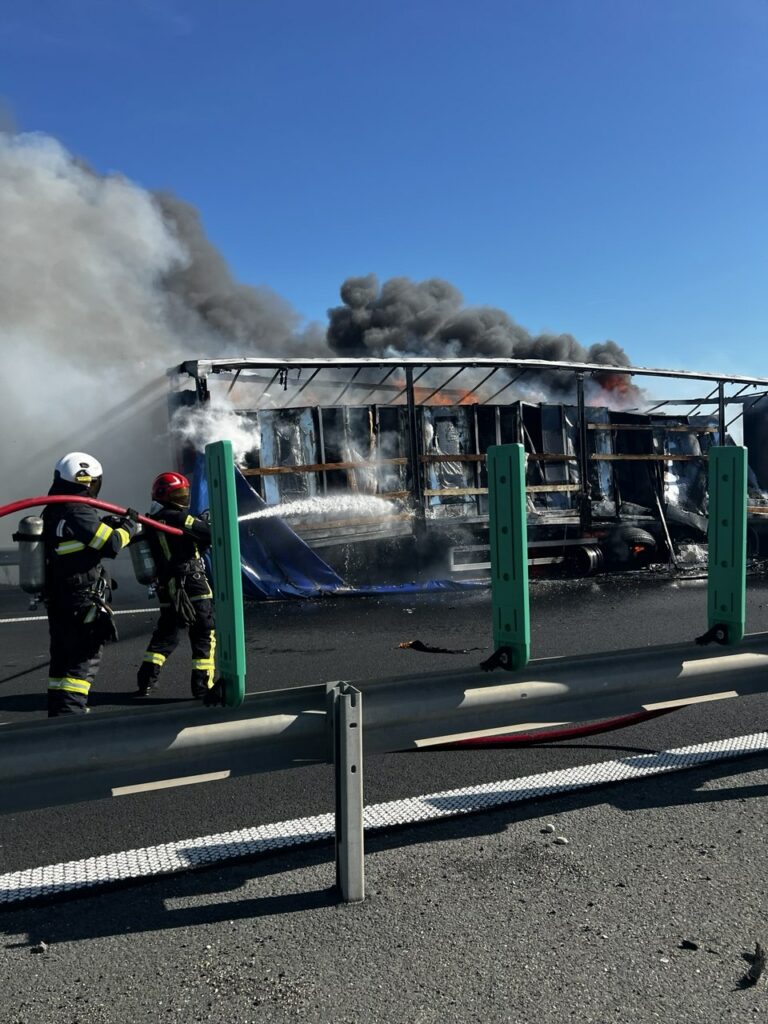 Incendiu puternic pe A1. Semiremorcă cuprinsă de flăcări în proporție de 80%