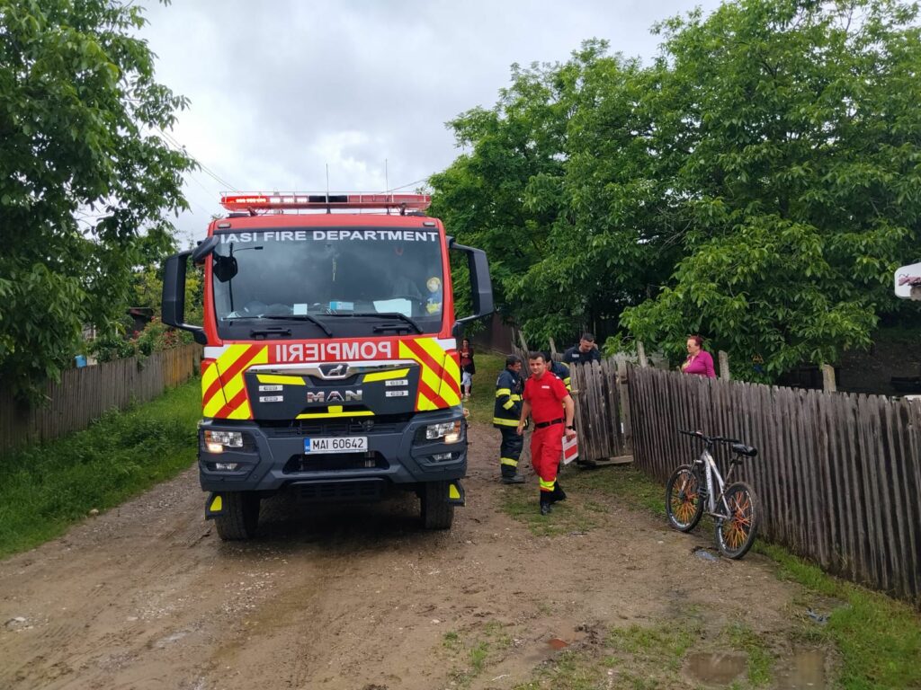 Incendiu într-o casă din județul Iași. Doi răniți, transport
