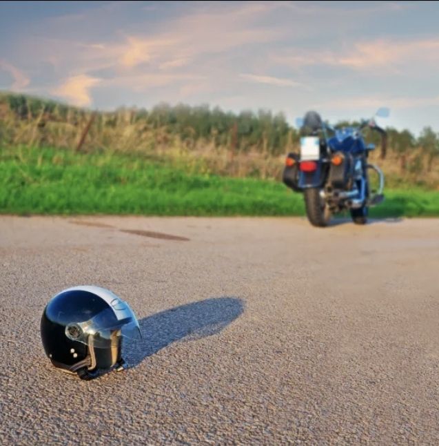 Poza pentru articolul Ce înseamnă dacă vezi o cască moto pe marginea drumului? Semnalul pe care orice șofer și motociclist ar trebui să-l cunoască