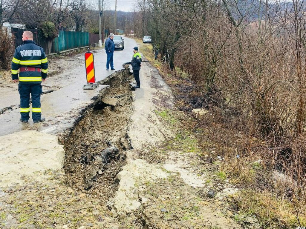 IGSU: Ploile abundente au produs pagube în 12 județe și în B