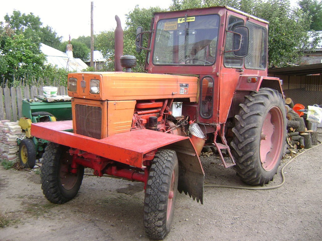 RA-APPS are în parcul auto un tractor fabricat în 