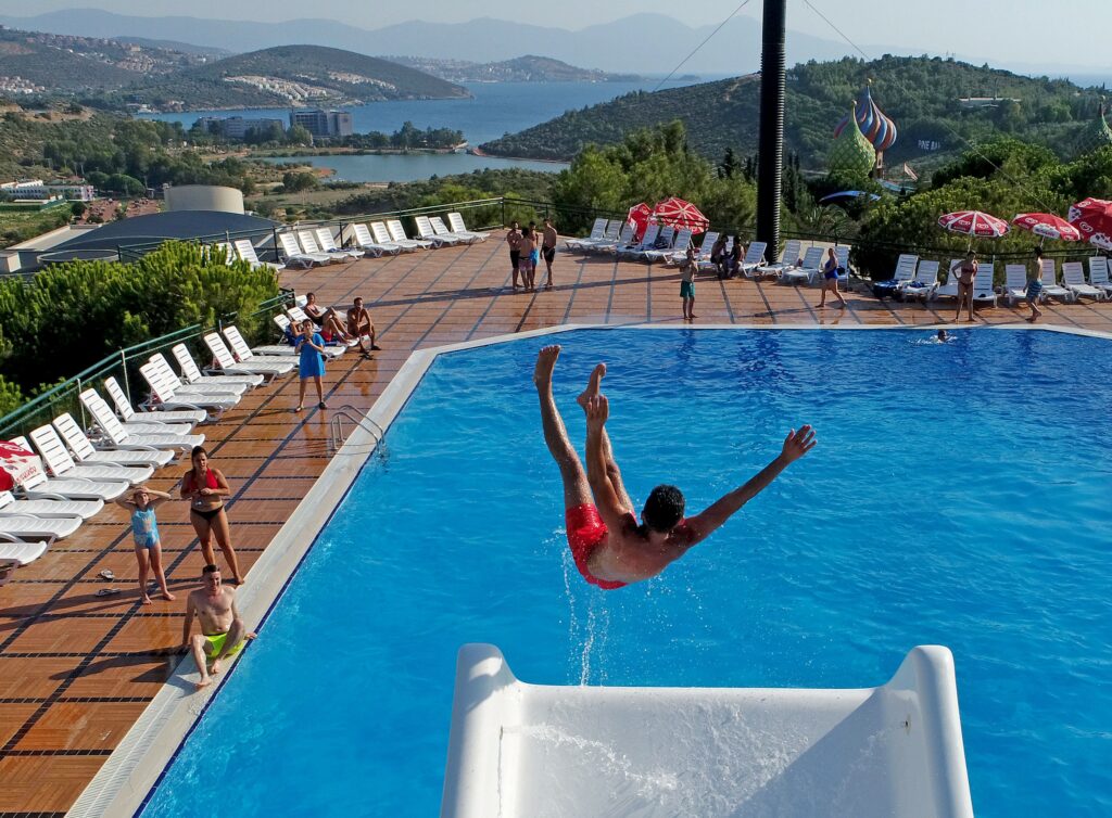 Măsură radicală în Elveția: străinii plătesc dublu pentru intrarea la piscină