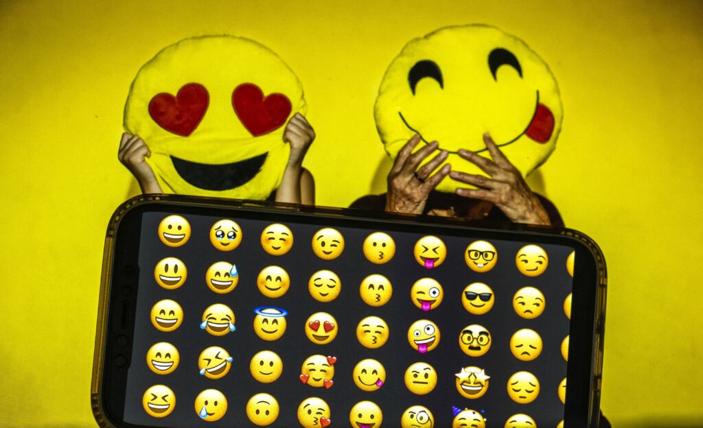 Recenziile cu „emoji-uri” ale clienților, modul în care angajații unui supermarket polonez își iau bonusurile