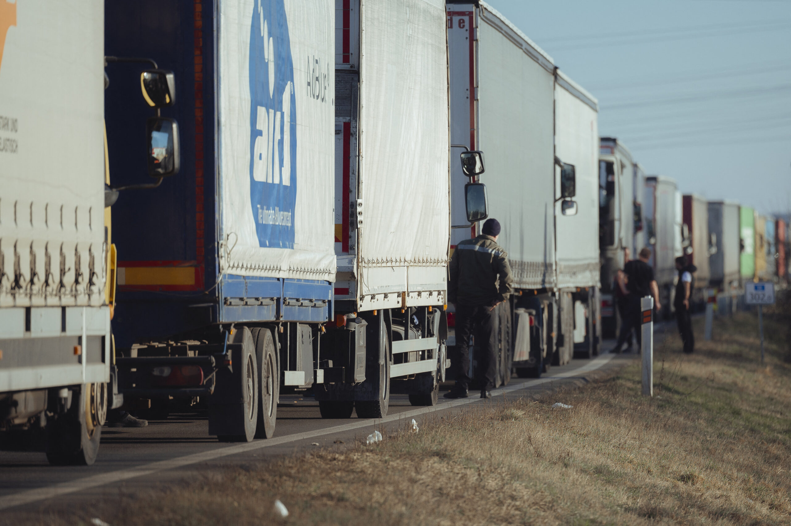Șoferii români de TIR riscă amenzi uriașe în Serbia