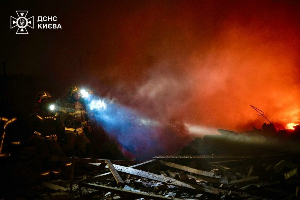Rusia a lansat un nou atac aerian masiv asupra Ucrainei. Explozii și o coloană mare de fum, semnalate la Kiev