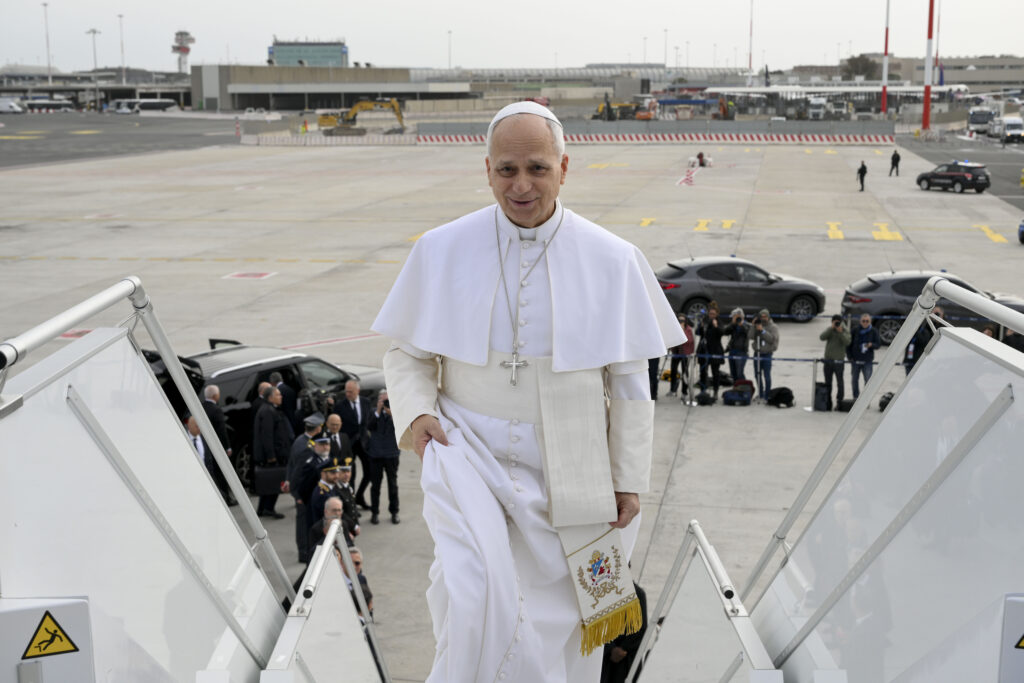 Cu ce avioane călătorește Papa. Detaliile mai puțin cunoscute din spatele zborurilor papale