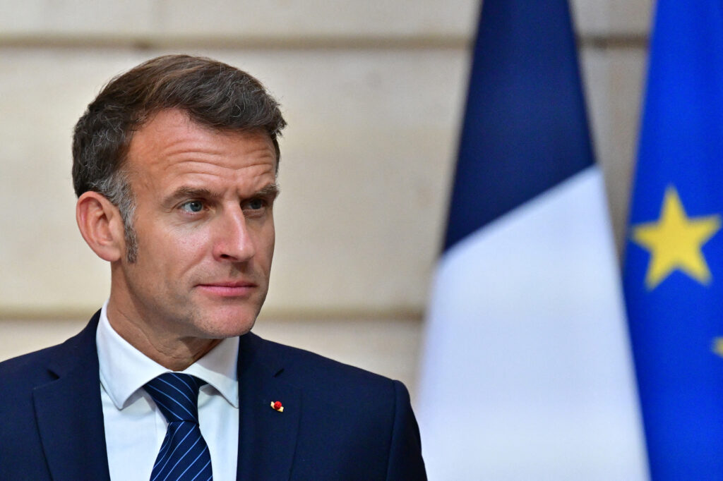 Macron, discuție cu șeful Apple despre protejarea minorilor 