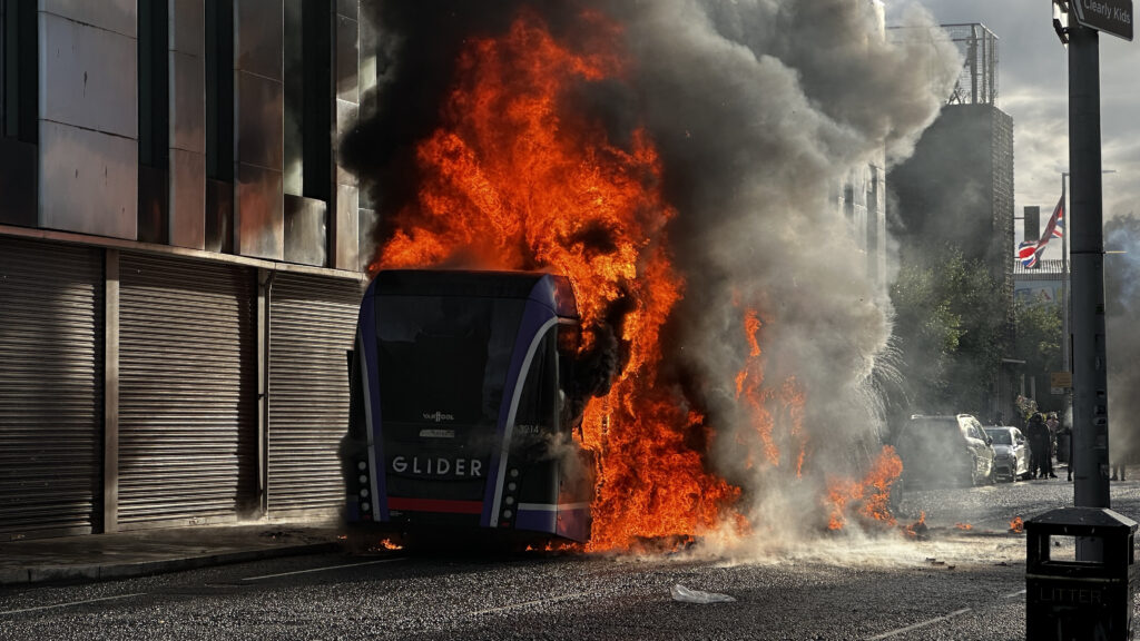 Violențe anti-imigrație la Belfast după un atac cu