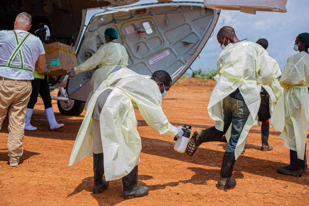 Personalul medical se luptă să țină sub control epidemia de Ebola în taberele din Congo. Locuitorii sunt furioși, nu cred în virus