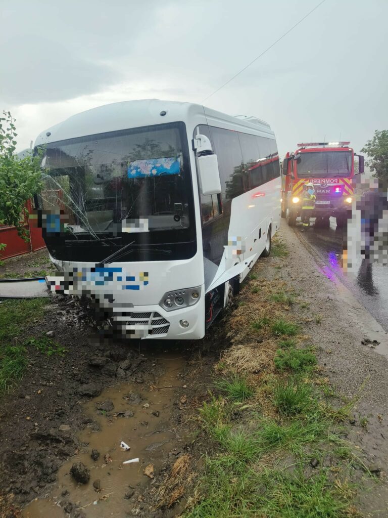 Mureș: Trei copii au ajuns la spital după ce un microbuz a intrat în șanțul de pe marginea drumului