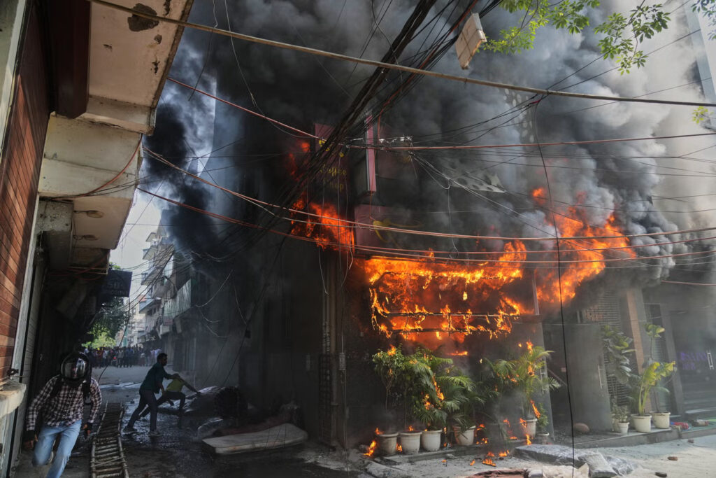 Incendiu devastator într-o clădire din New Delhi: patru morți și 37 de persoane salvate