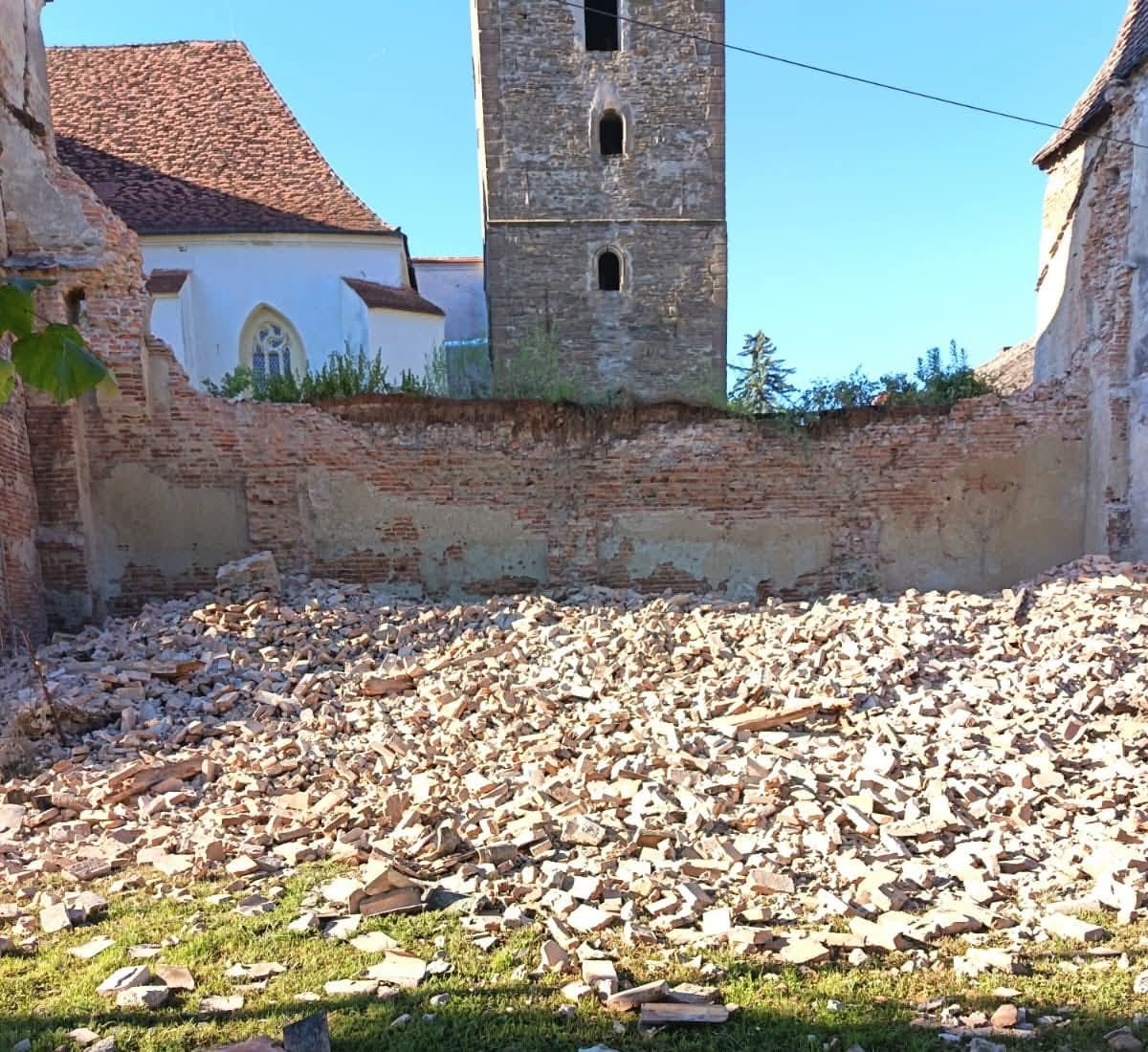Zidul Bisericii Fortificate din Moșna s-a prăbușit
