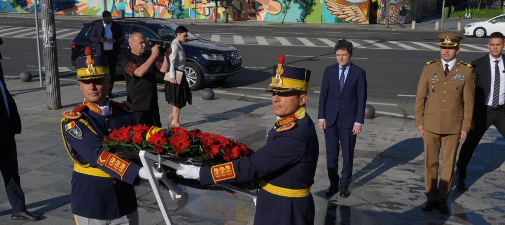 Nicușor Dan a depus o coroană de flori la monument