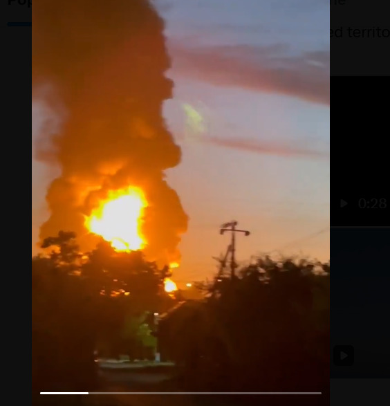 Un depozit de petrol și infrastructura unui port au luat foc după un atac masiv cu drone atribuit Ucrainei