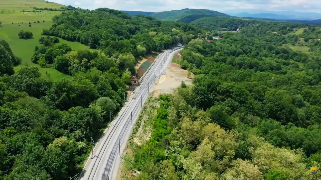 Circulă trenuri de lucru pe cea mai nouă cale ferată din Rom