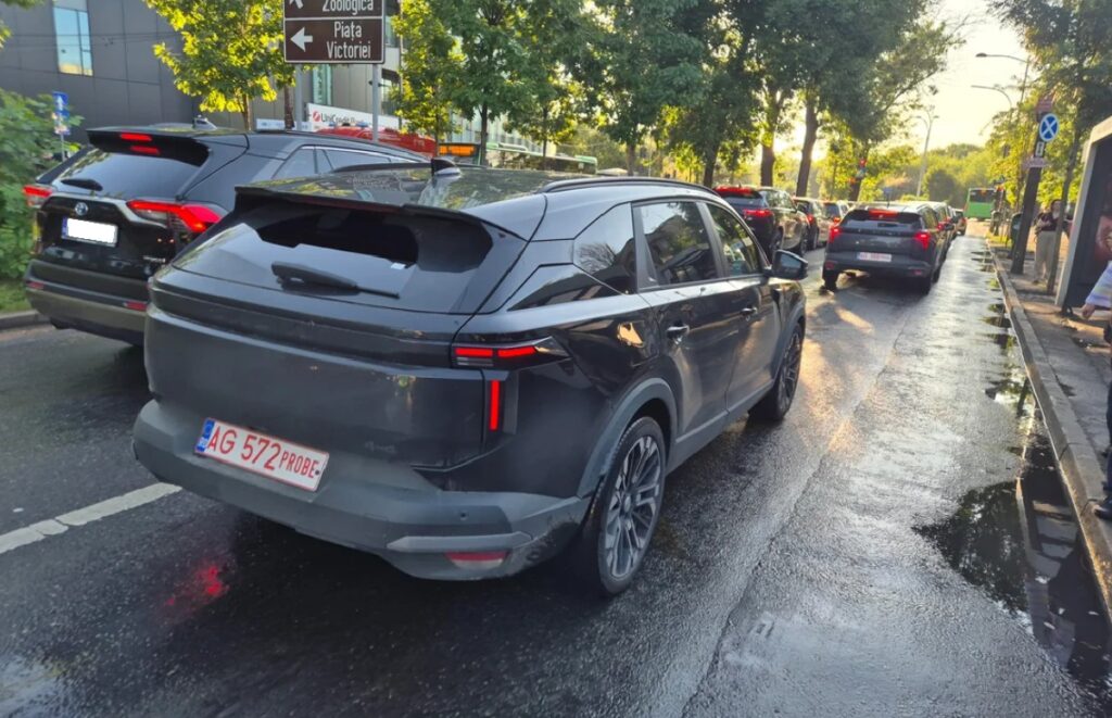 Probe: Dacia Striker, surprinsă pe străzile din Ca