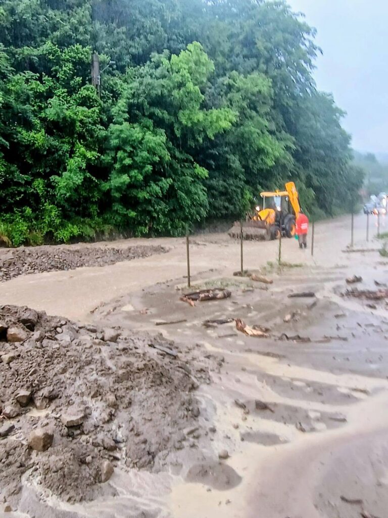 Drum național blocat în Buzău după ce aluviunile au ajuns pe carosabil