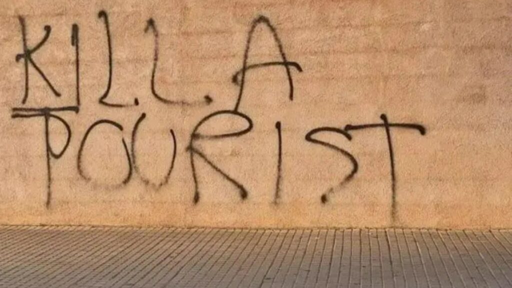 „Omoară un turist”, mesajul văzut pe o insulă pref