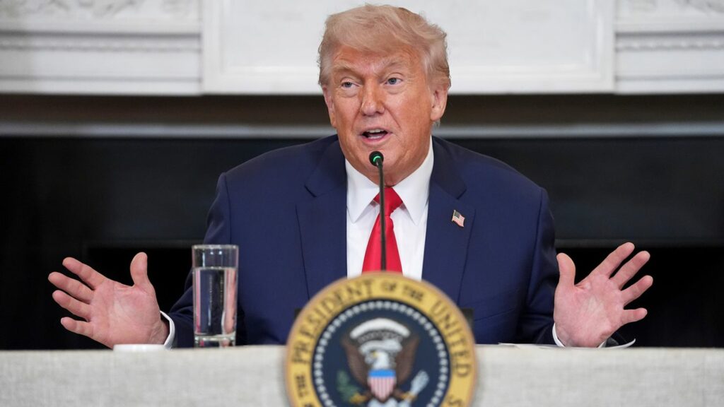 „Lăsați-i să-și rezolve problemele singuri. Eu i-am adus în această situație”. Președintele Trump insistă pentru discuții directe Zelenski – Putin