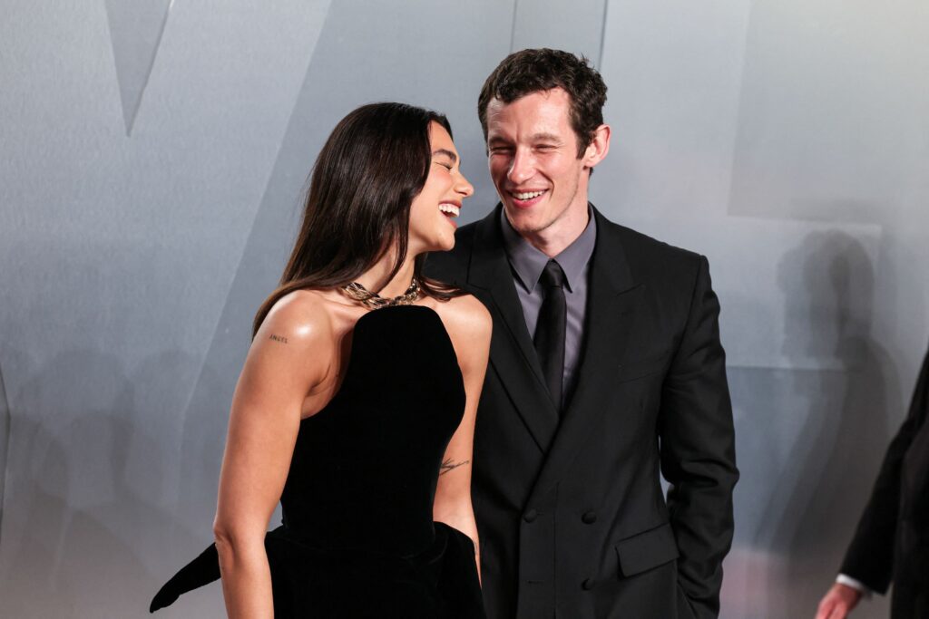 Dua Lipa și Callum Turner s-au căsătorit la Londra. Cei doi pregătesc o petrecere de trei zile în Sicilia