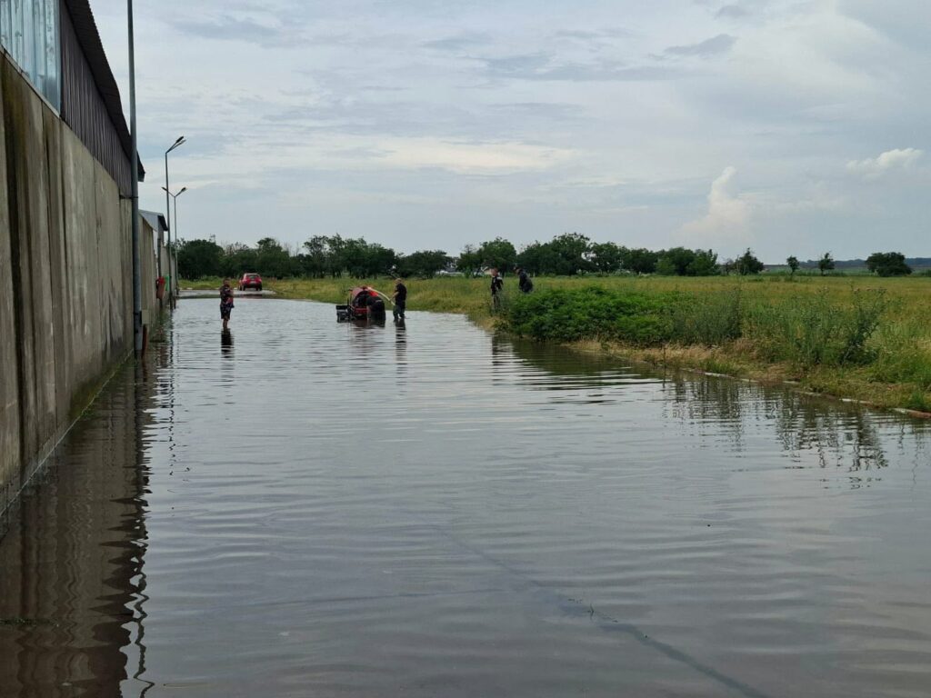 Sute de curți și locuințe inundate în țară. În Prahova, 80 de gospodării au rămas izolate după o alunecare de teren