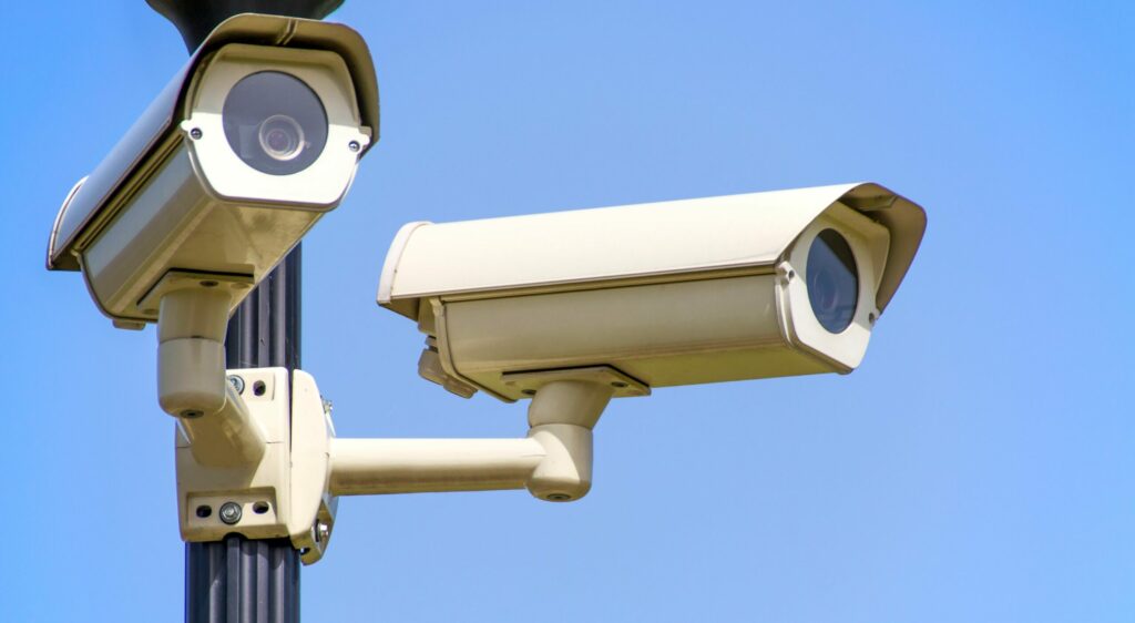 Peste 600 de camere video, instalate în Sectorul 4, lângă șc
