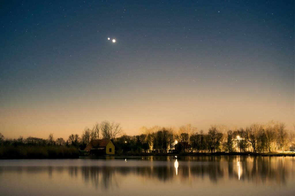 Venus și Jupiter, spectacol rar pe cer în această noapte. Cu