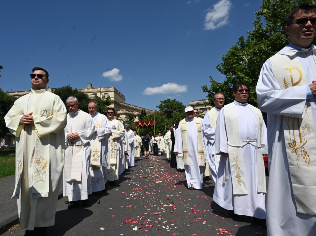 Procesiune catolică pe străzile din centrul Bucureștiului. Care este traseul