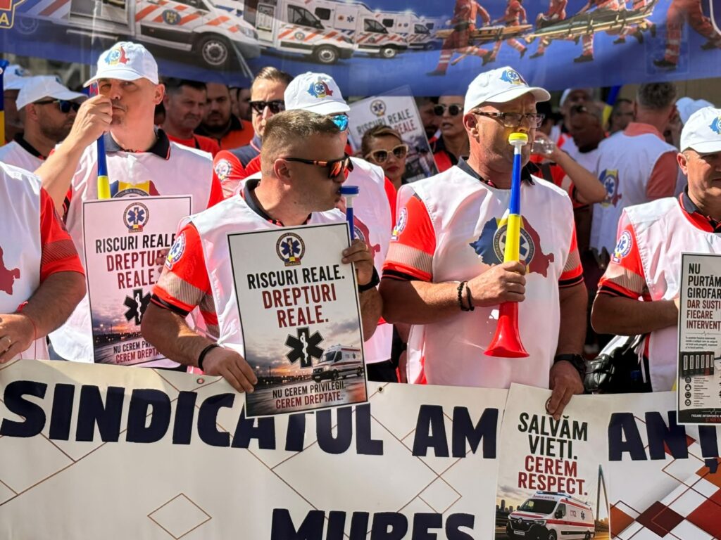 Protest la Ministerul Sănătății. Ambulanțierii acuză tăierea