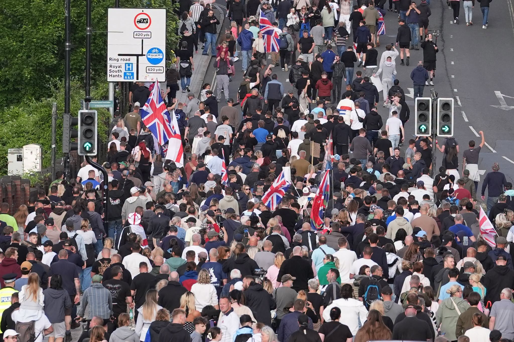 Violențe de stradă în Marea Britanie după uciderea unui tânăr