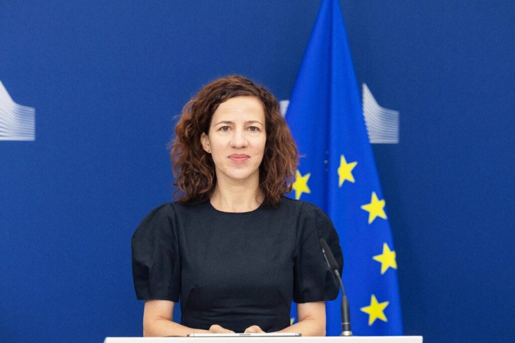 O româncă la masa marilor puteri: Roxana Mînzatu r