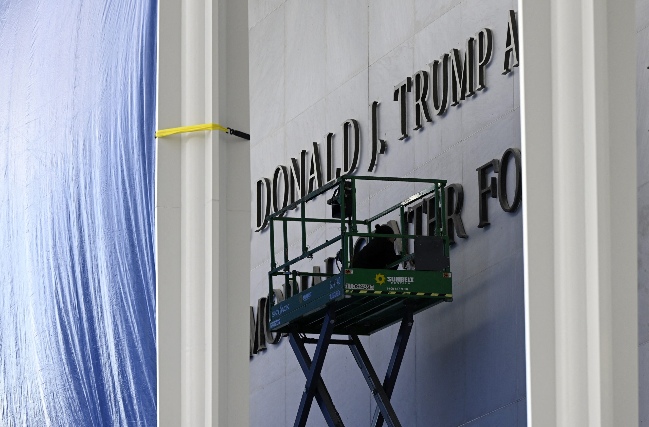 Poza pentru articolul Trump contestă în instanță ordinul de eliminare a numelui de pe clădirea Kennedy Center