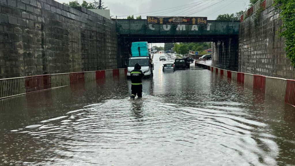 Mai mulți șoferi, blocați cu mașina într-un pasaj din Focșani. Ploile au făcut ravagii în Vrancea